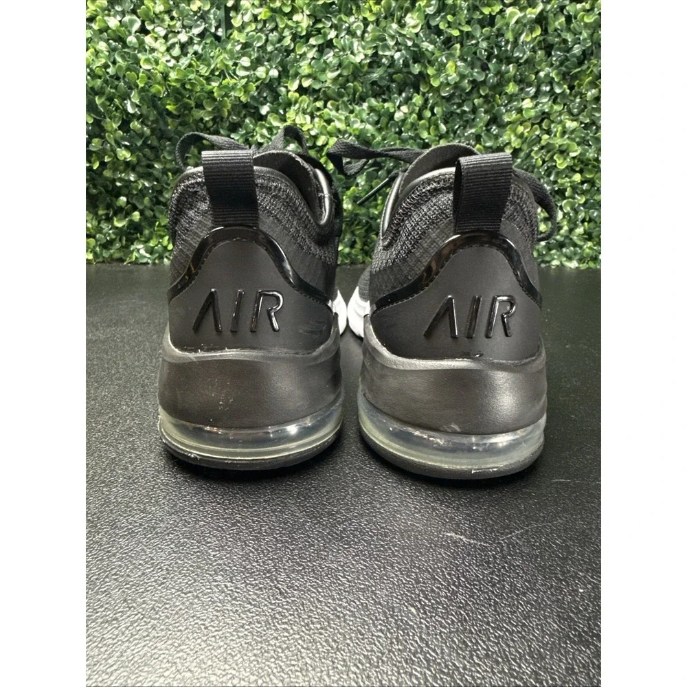 Nike Air Max Motion 2 Black White Shoes Womens Size 7 Sneakers